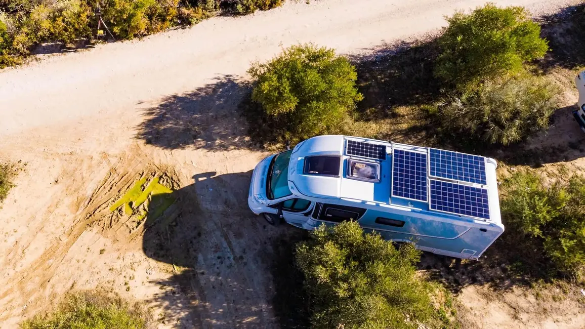 Mini-Solaranlage auf einem Wohnmobil