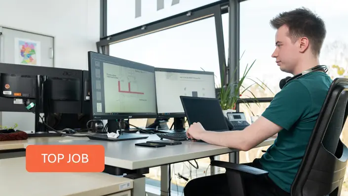 Solarwatt-Mitarbeiter am PC