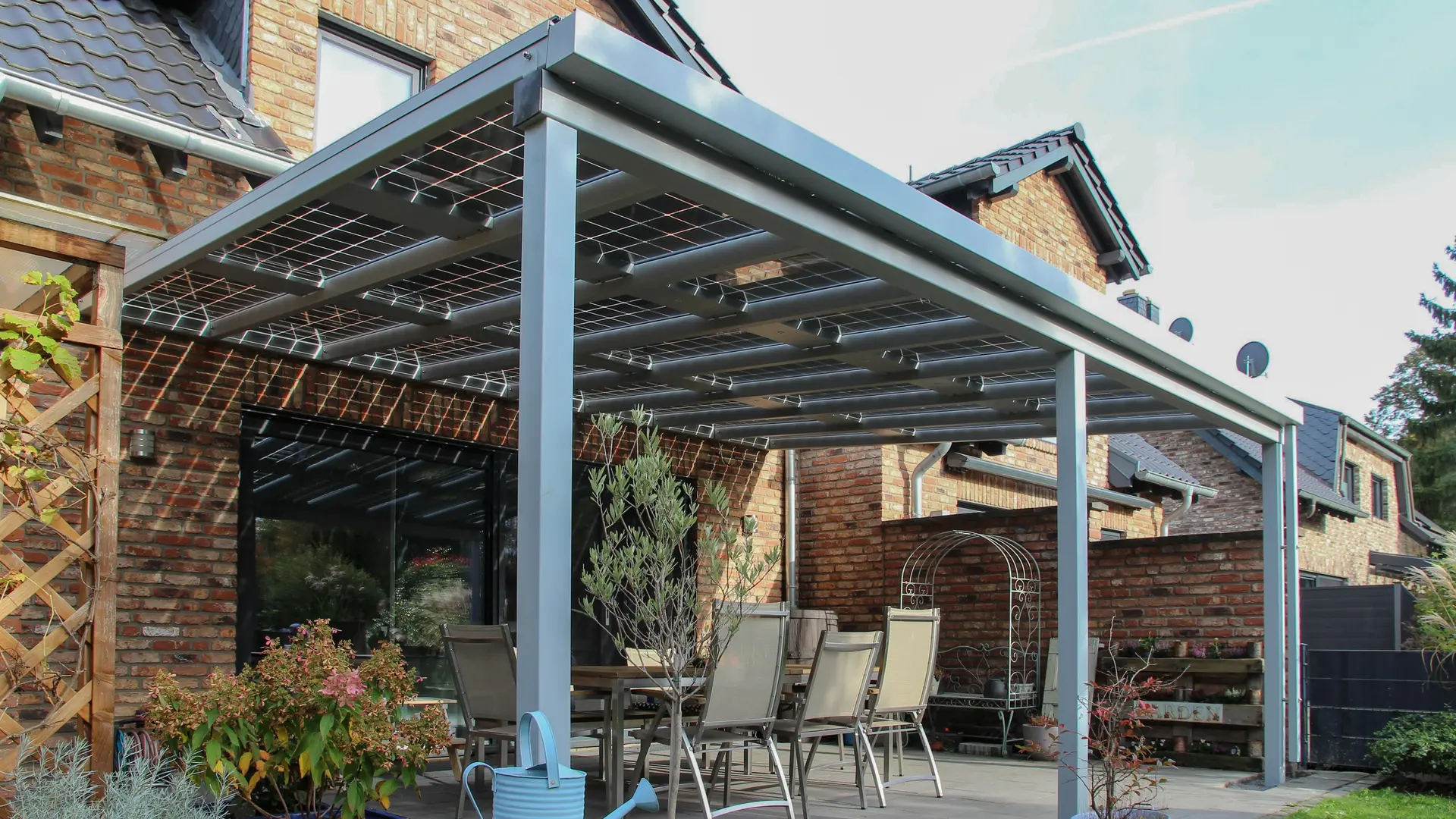 Terrasse mit transparenten Solarwatt Solarmodulen
