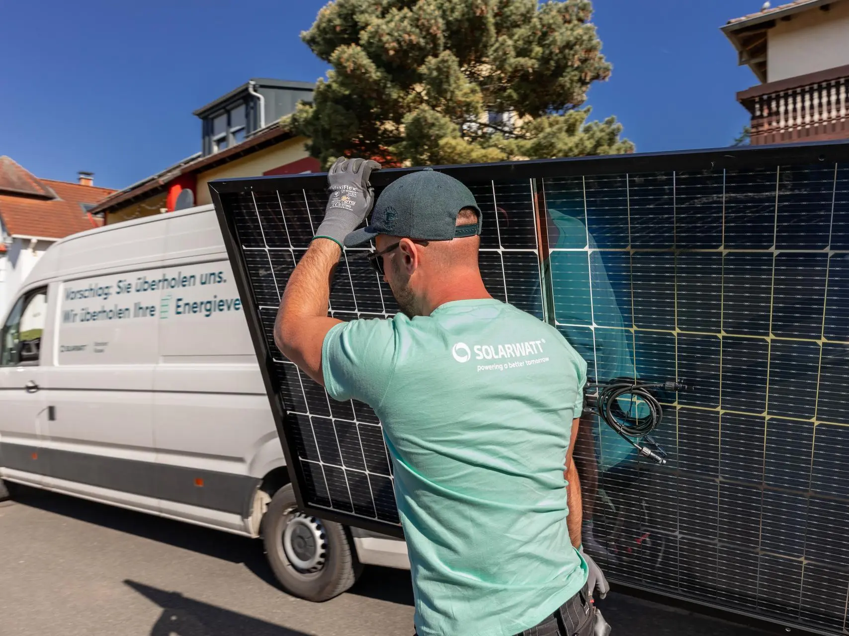 Solarteur trägt Solarmodul