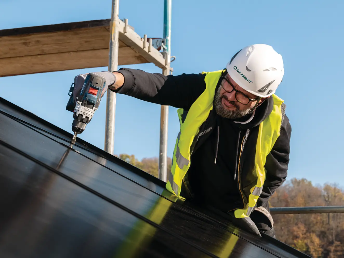 Installateur montiert Solarmodul auf dem Dach
