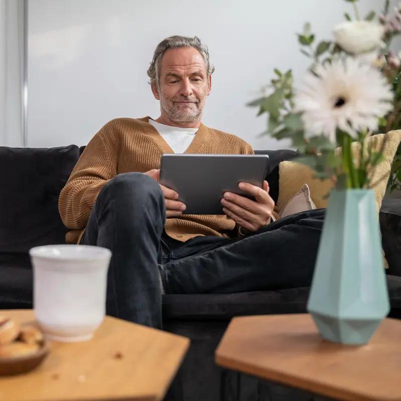 Person schaut auf ein Tablet