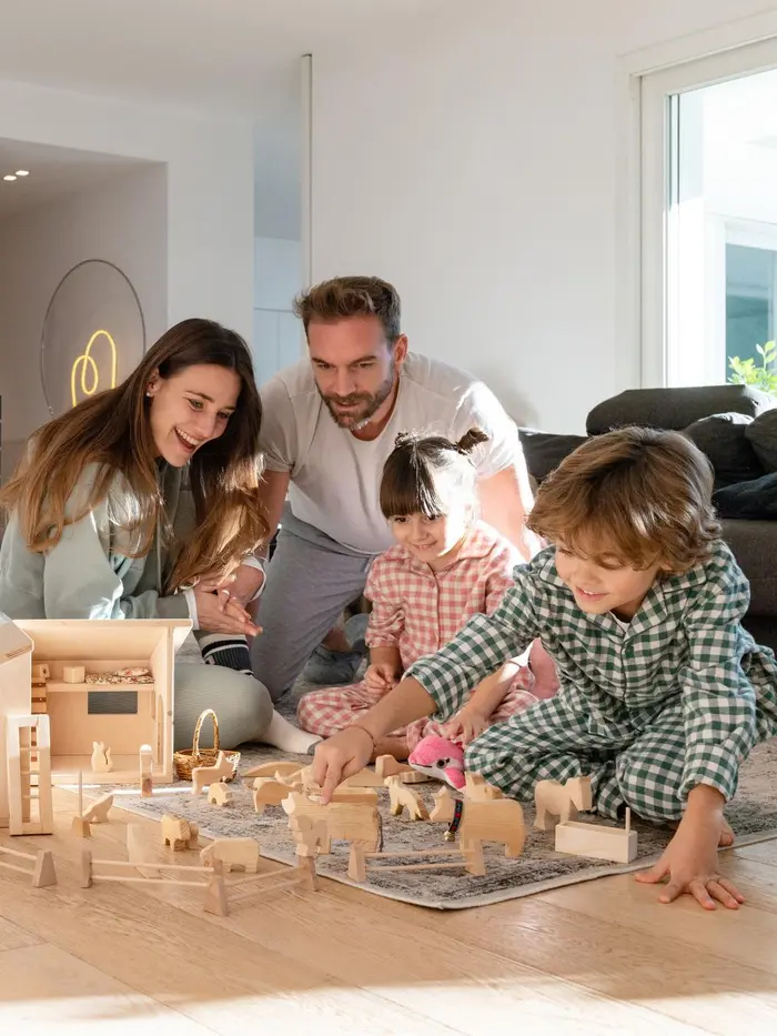 Eine Familie spielt zusammen in ihrem Wohnzimmer