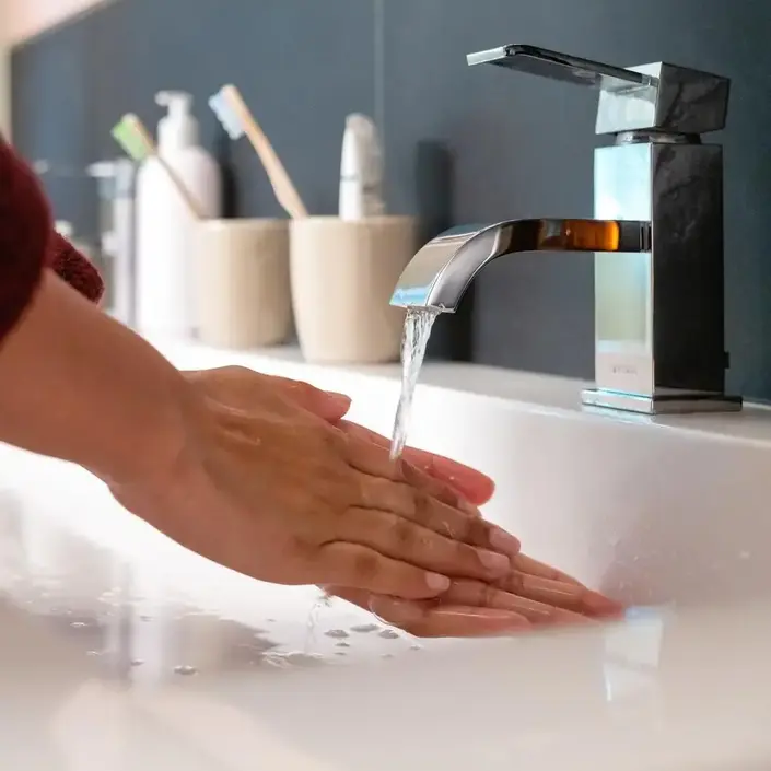 Person wäscht sich die Hände.