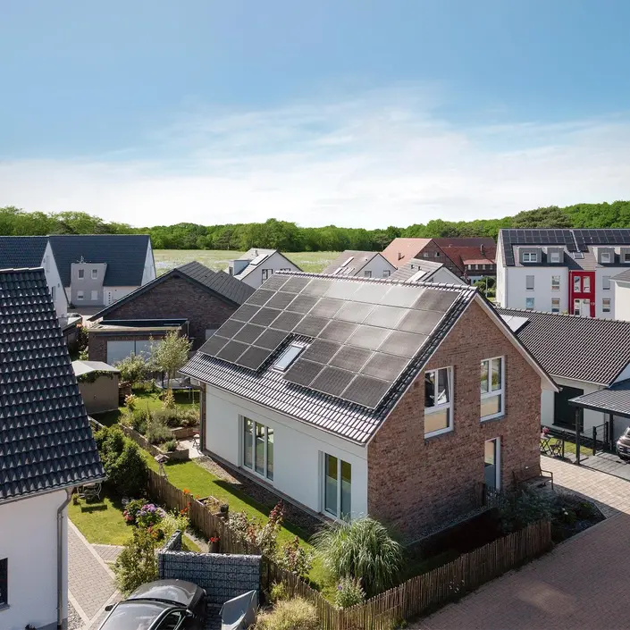 Einfamilienhaus mit einer PV-Anlage auf dem Dach
