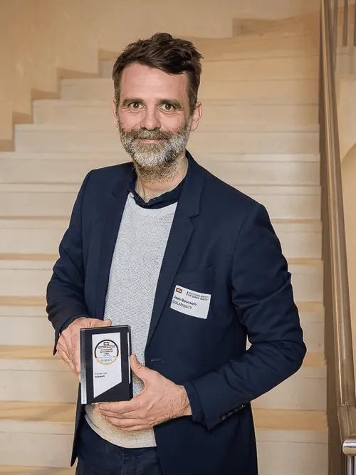 Jean Boucsein mit dem Award in der Hand