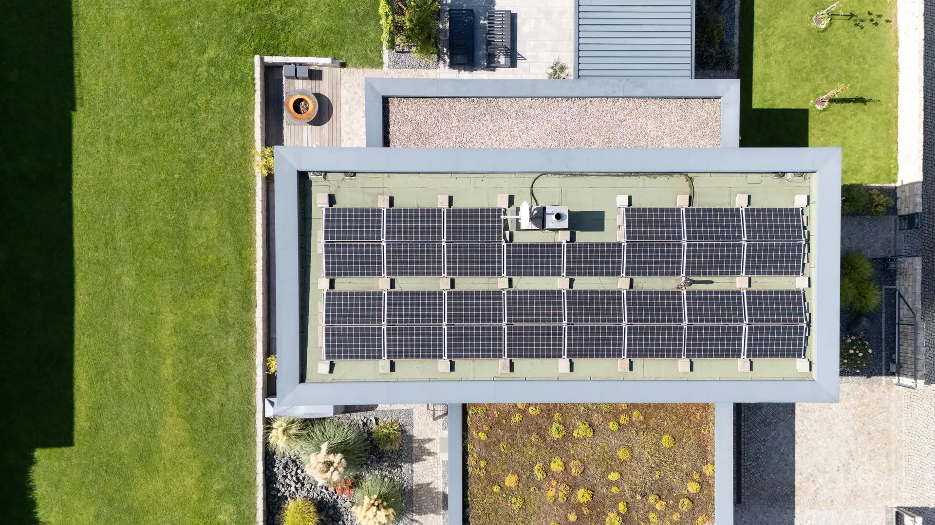 Draufsicht auf eine PV-Anlage auf einem Einfamilienhaus.