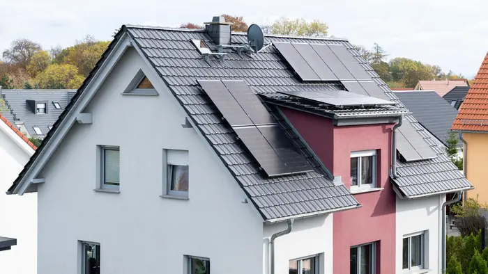Einfamilienhaus mit PV-Anlage auf dem Dach.