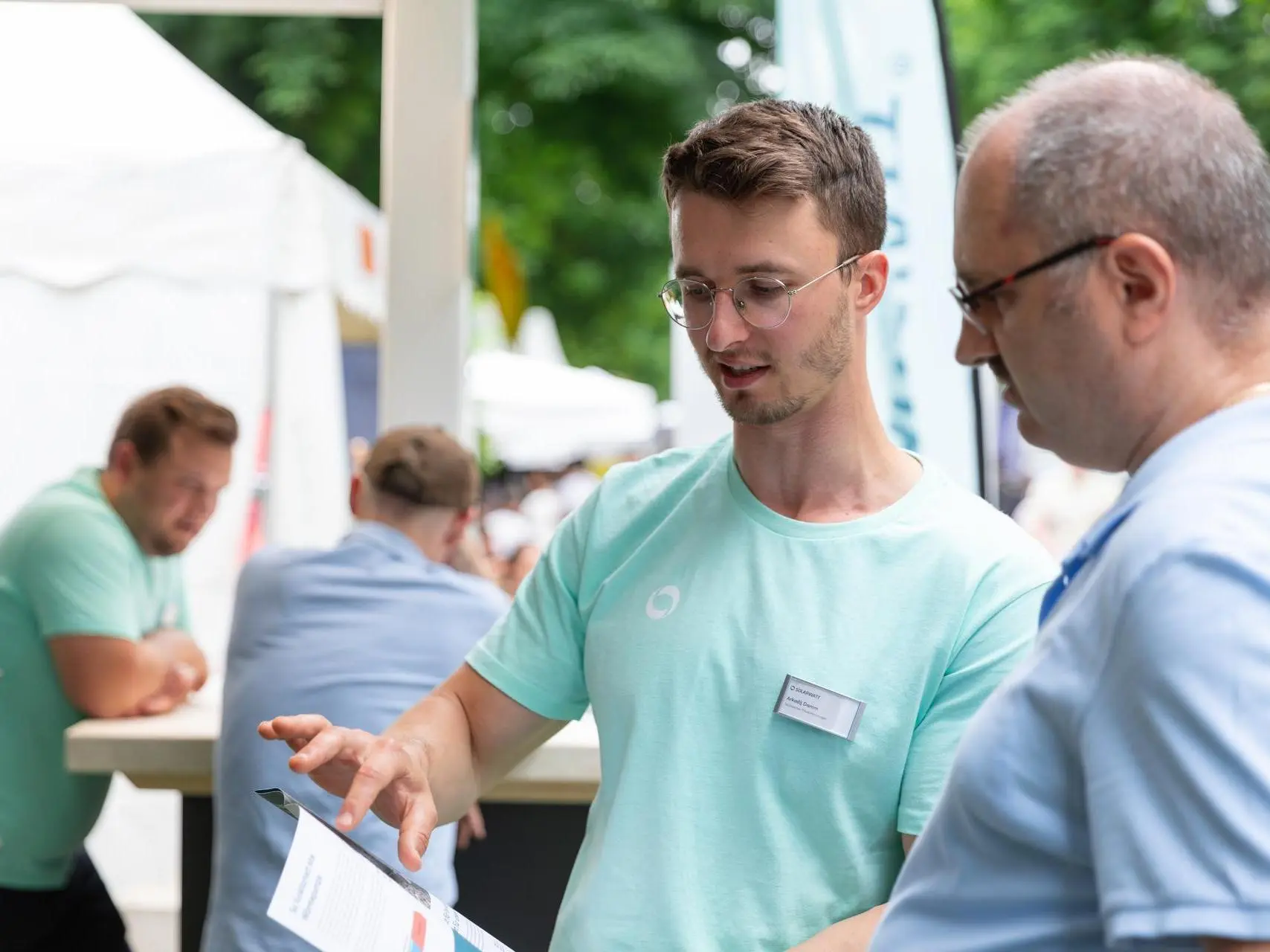 Solarwatt employee advises customers