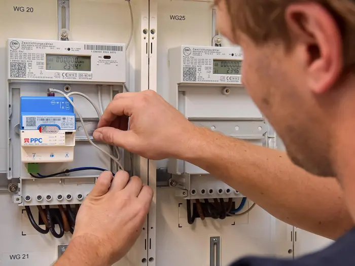Installateur vor einem Zählerschrank