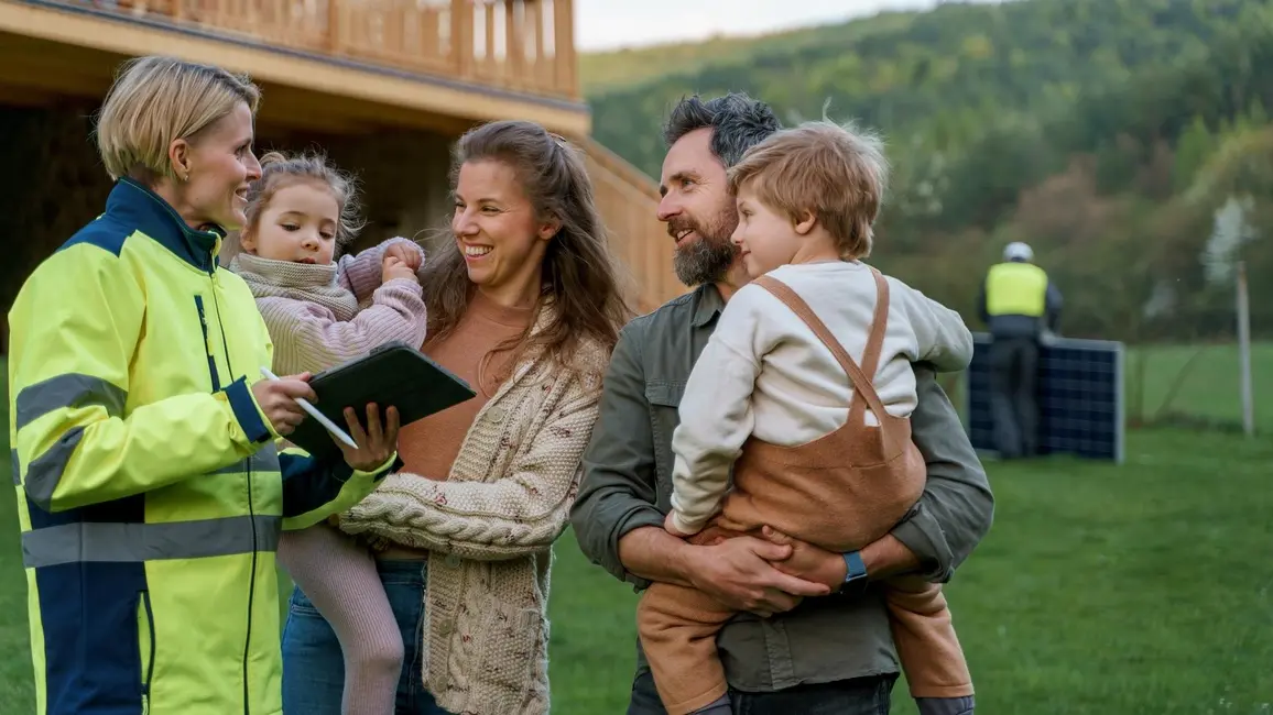 Familie bespricht mit PV-Planern weiteres Vorgehen