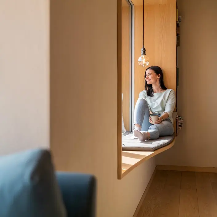Frau sitz am Fenster