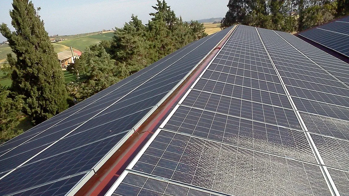 Beidseitige Belegung des Daches bei Ost-West-PV-Anlage