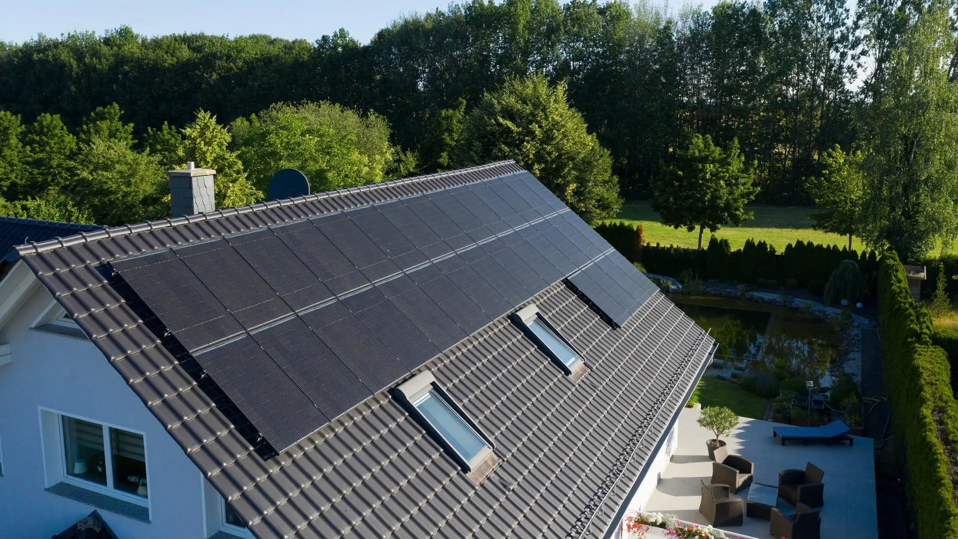 Haus mit Glas-Glas Modulen von Solarwatt