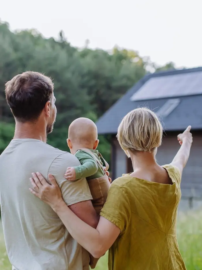 Familie vor einer PV-Anlage