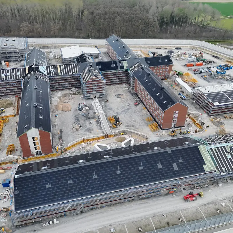 Parkplatzüberdachung bestehend aus Solarmodulen