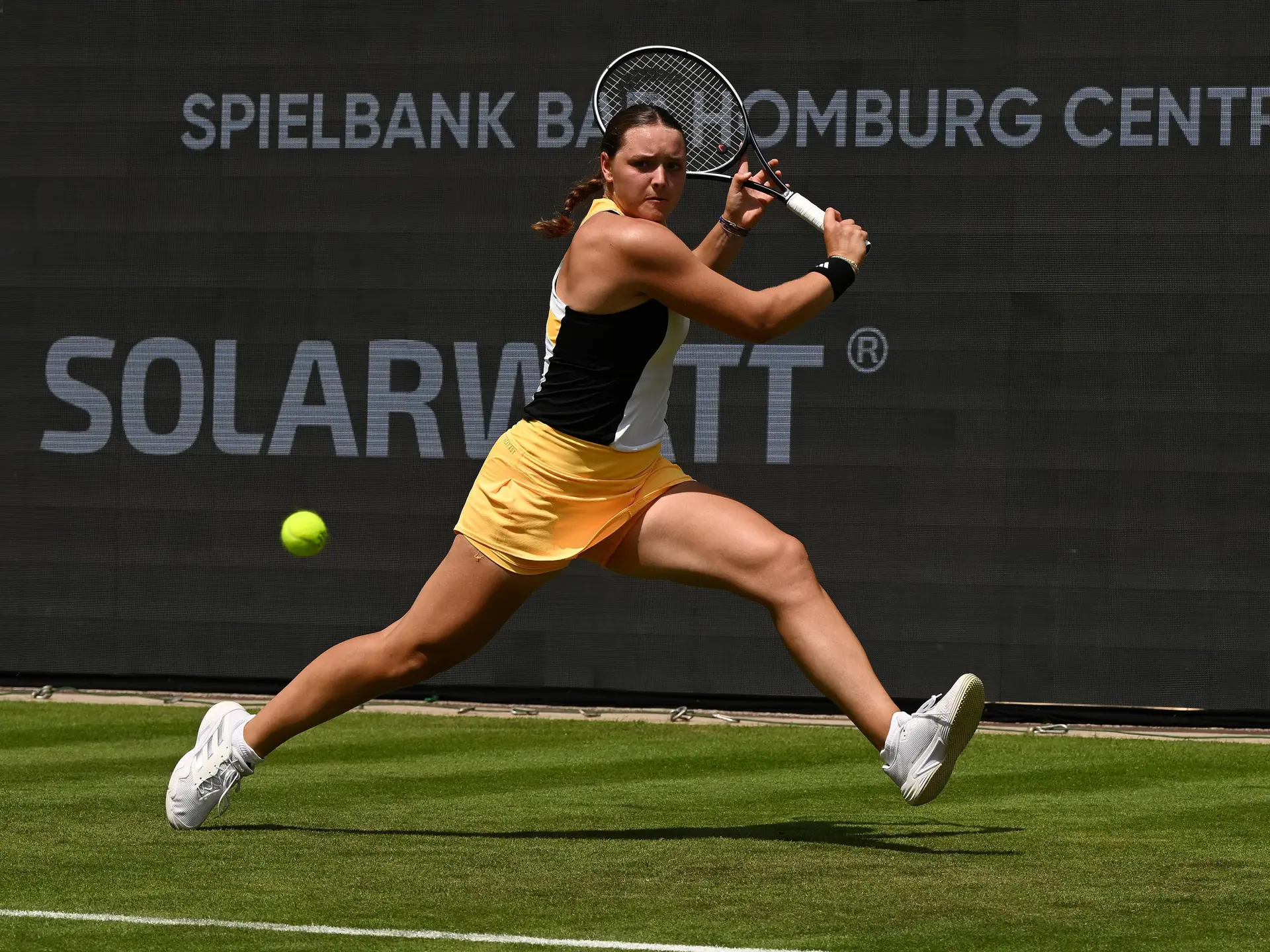Tennisspielerin beim Schlag