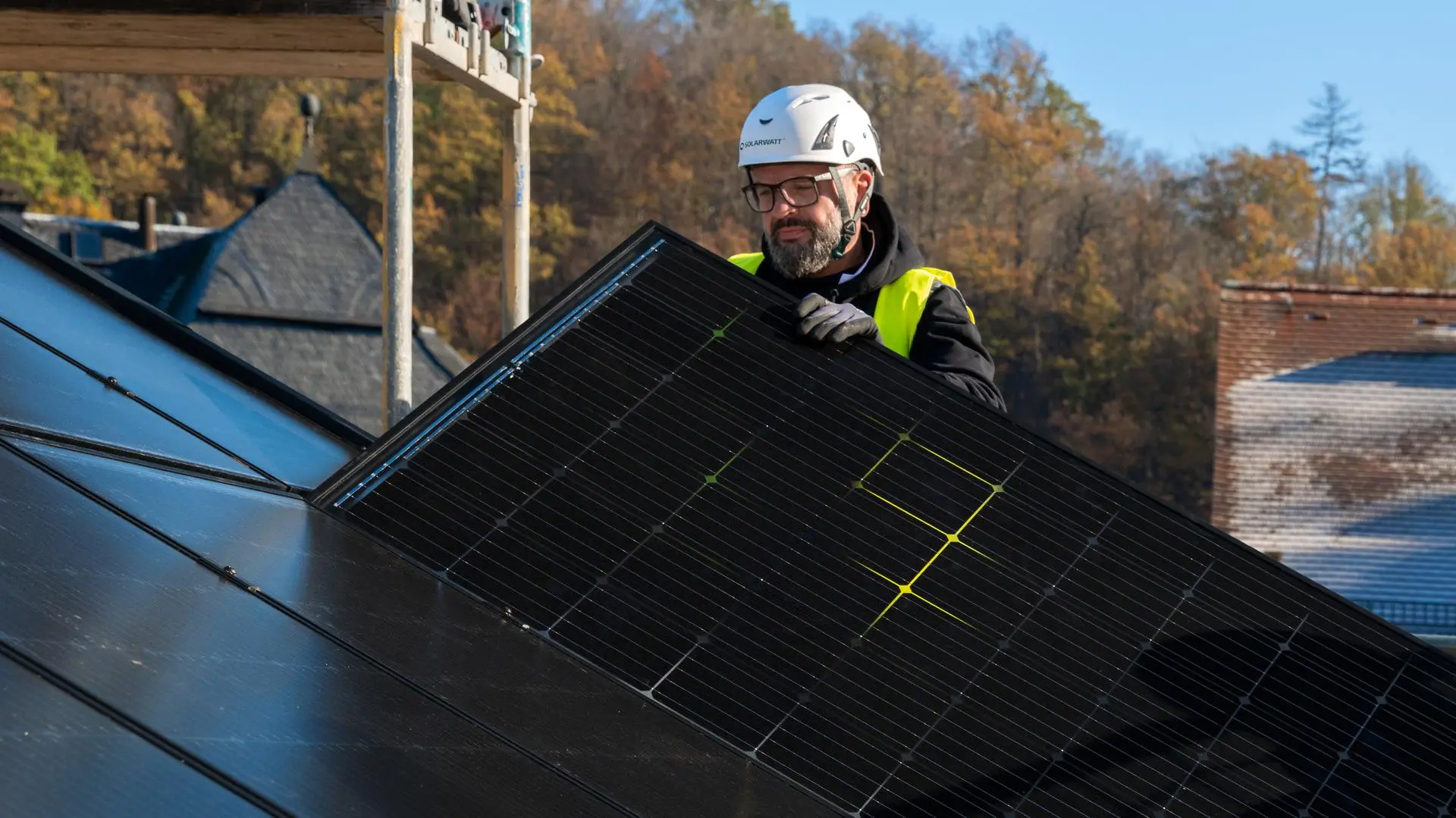 Ein Installateur installiert ein Solarmodul.