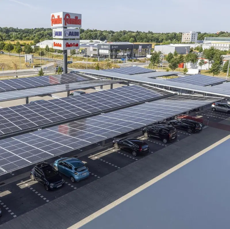 Parkplatzüberdachung bestehend aus Solarmodulen