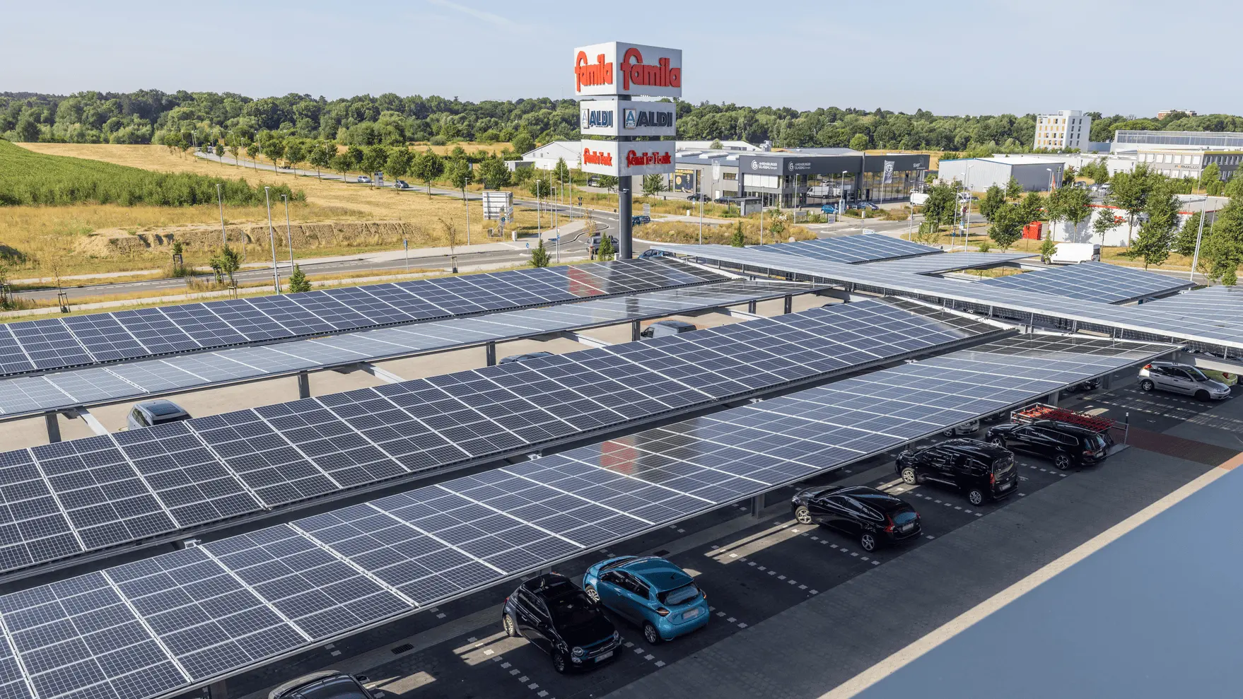 Parkplatzüberdachung bestehend aus Solarmodulen