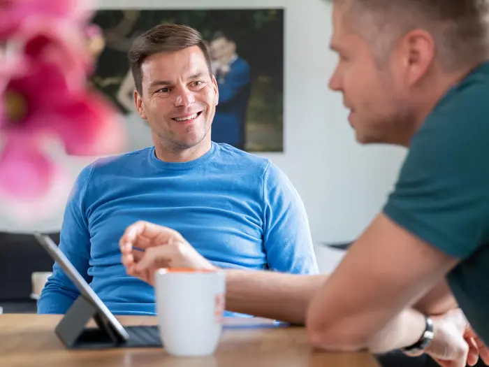 Solarwatt employee advises a customer