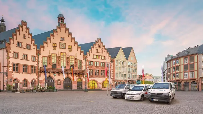Solarwatt-Autos auf einem Marktplatz in Frankfurt
