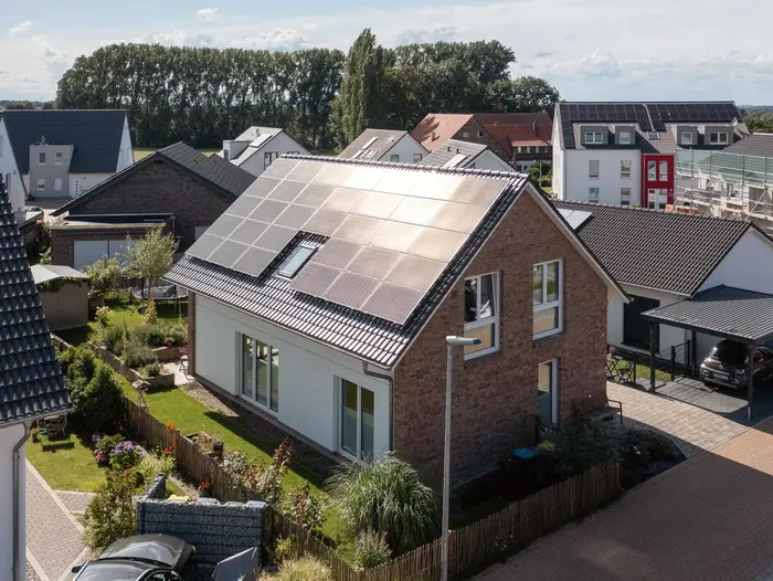Einfamilienhaus mit einer PV-Anlage auf dem Dach