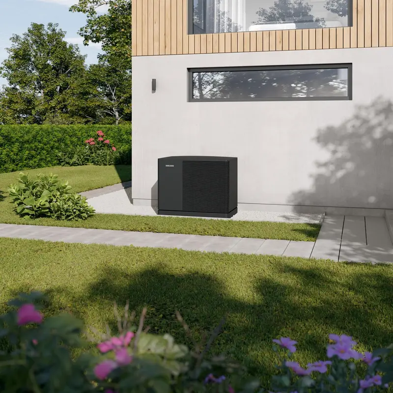 Bild einer Wärmepumpe vor einem Haus
