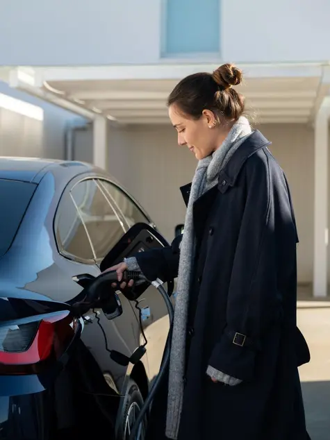 Frau betankt E-Auto