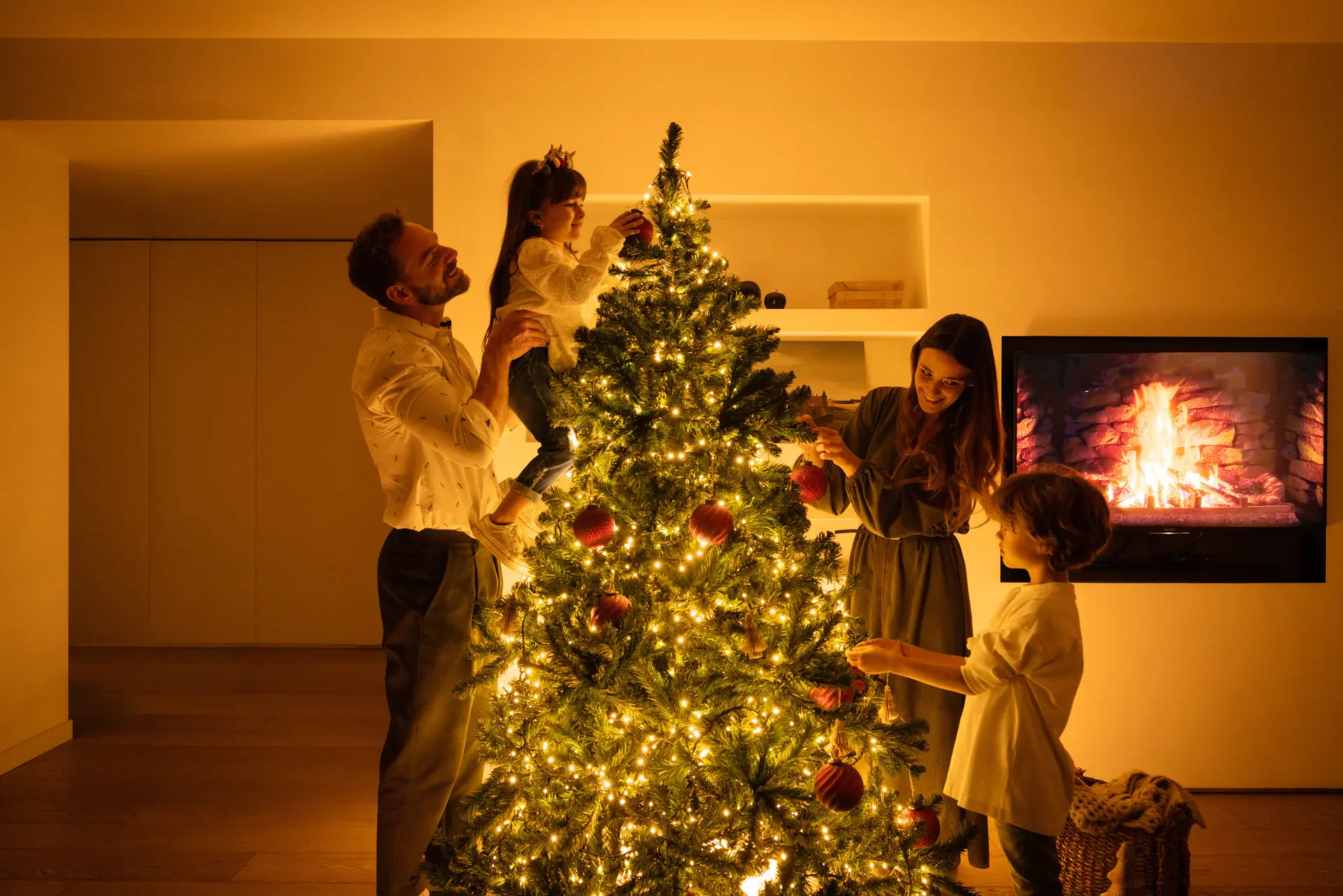 Familie schmückt Weihnachtsbaum