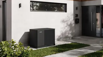 Schwarze Wärmepumpe von STIEBEL ELTRON