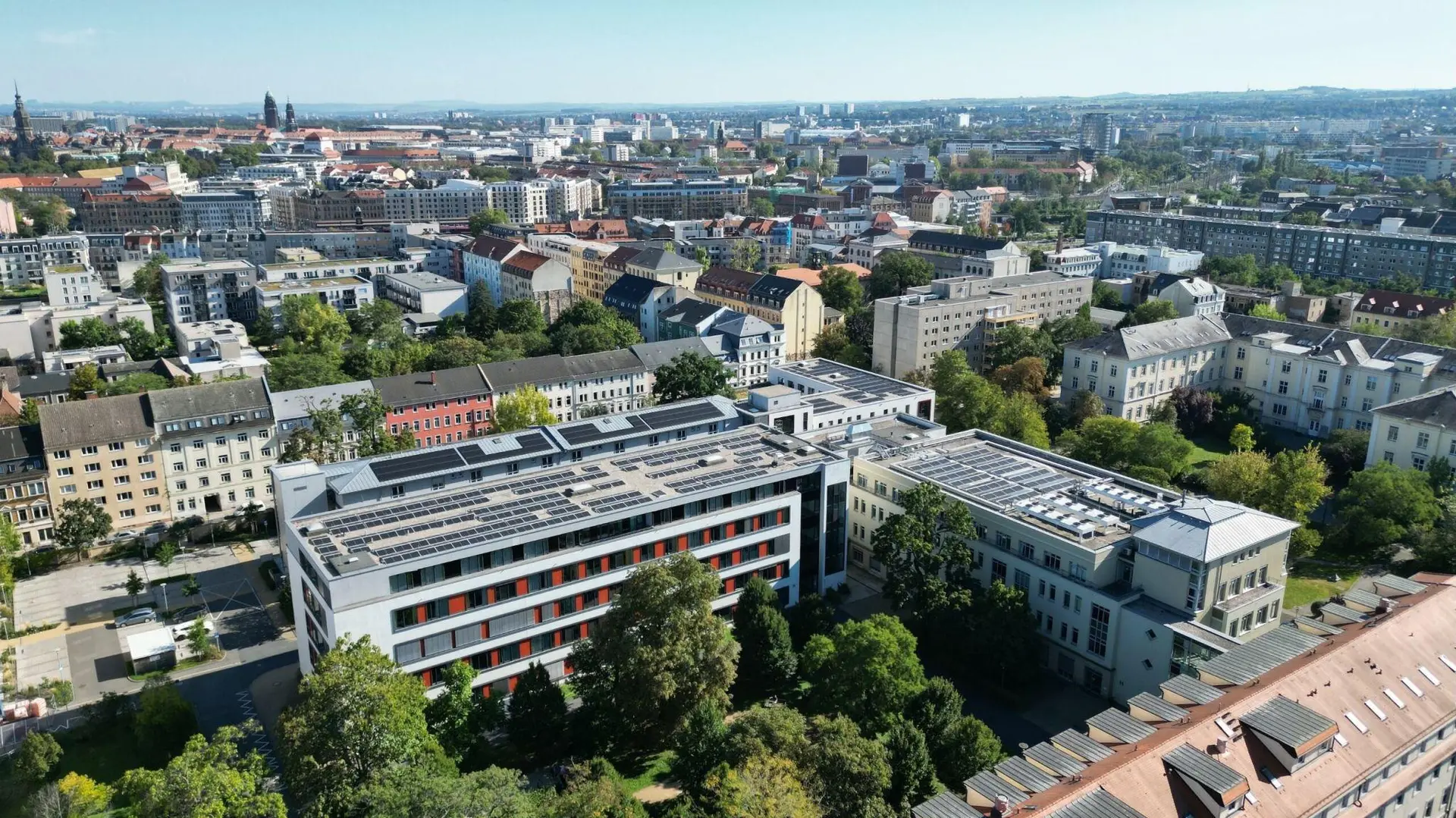 Solaranlage auf dem Dach des Städtischen Klinikums Dresden