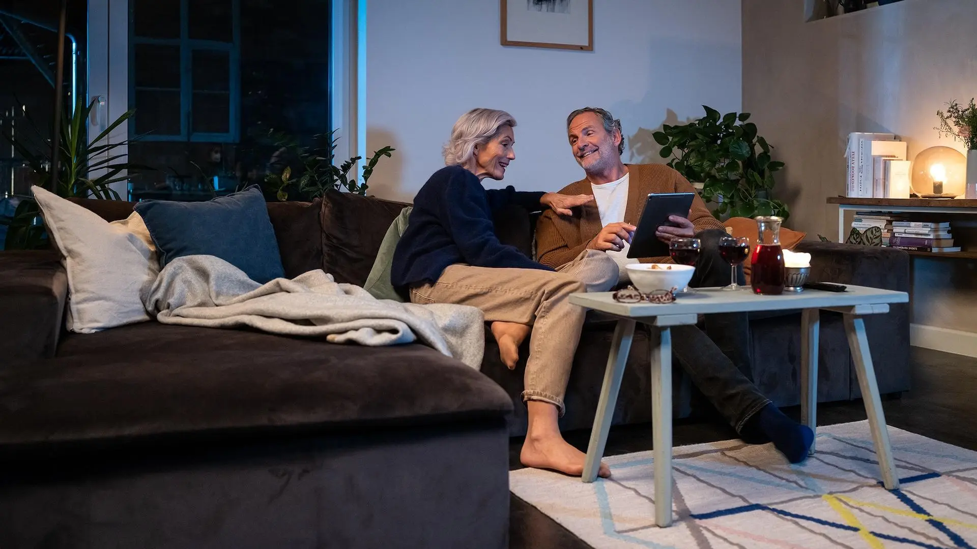 Mann und Frau schauen gemeinsam auf ein Tablet