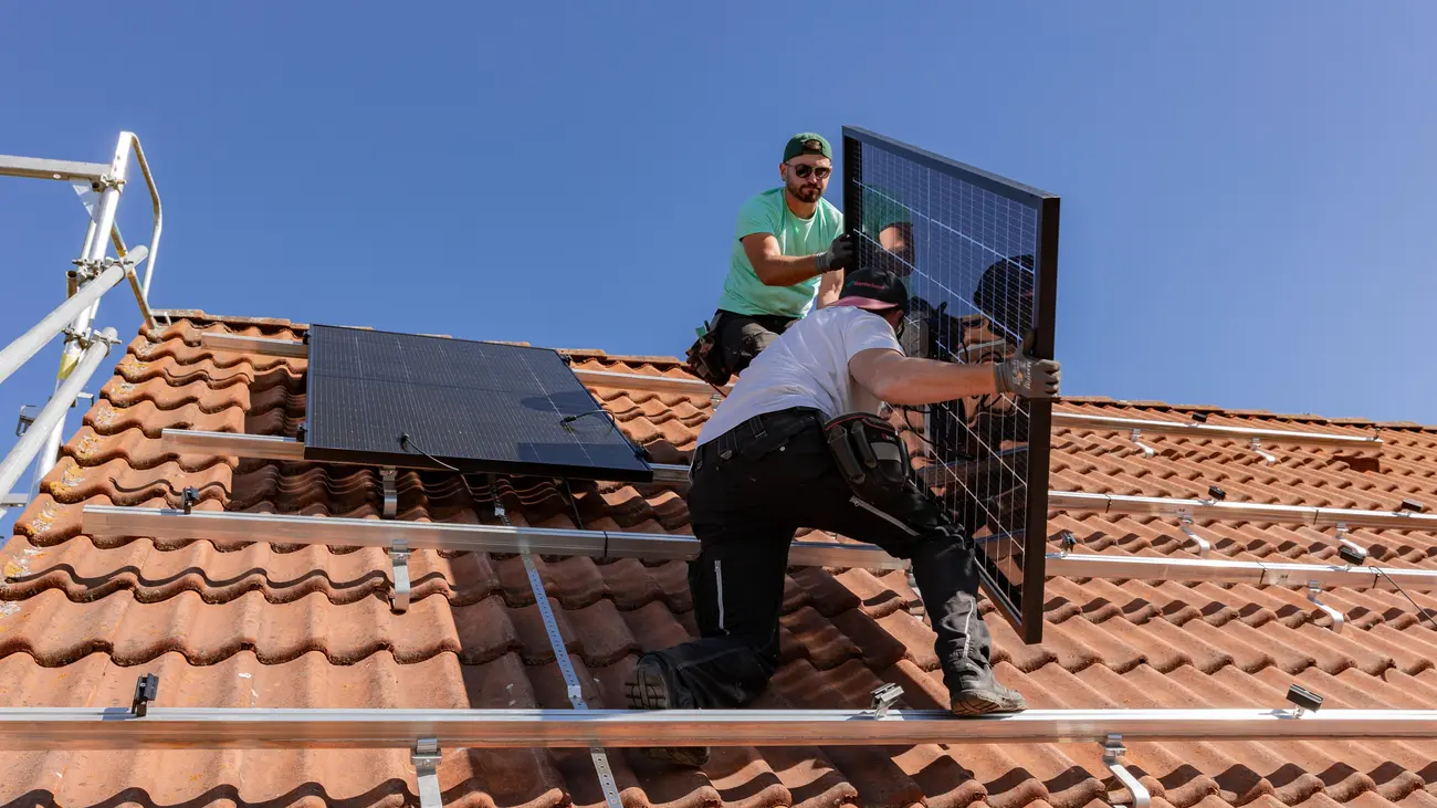 Solarwatt-Installateure auf dem Dach 