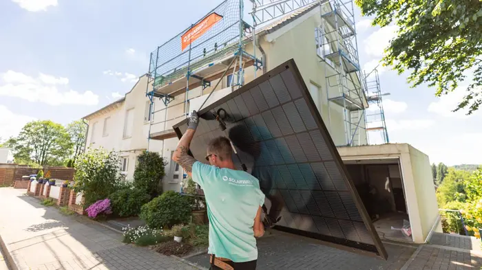 Solarer trägt Solarmodul