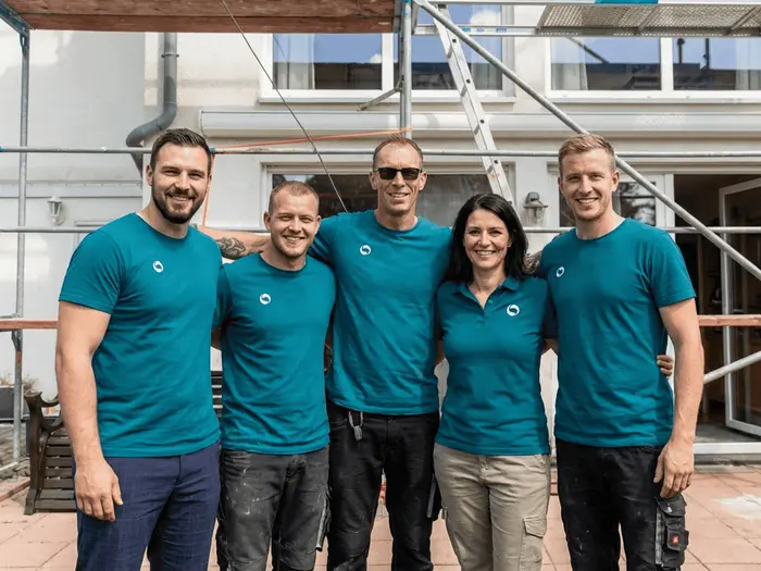 Drei Solarwatt-Mitarbeiter in einer Reihe.