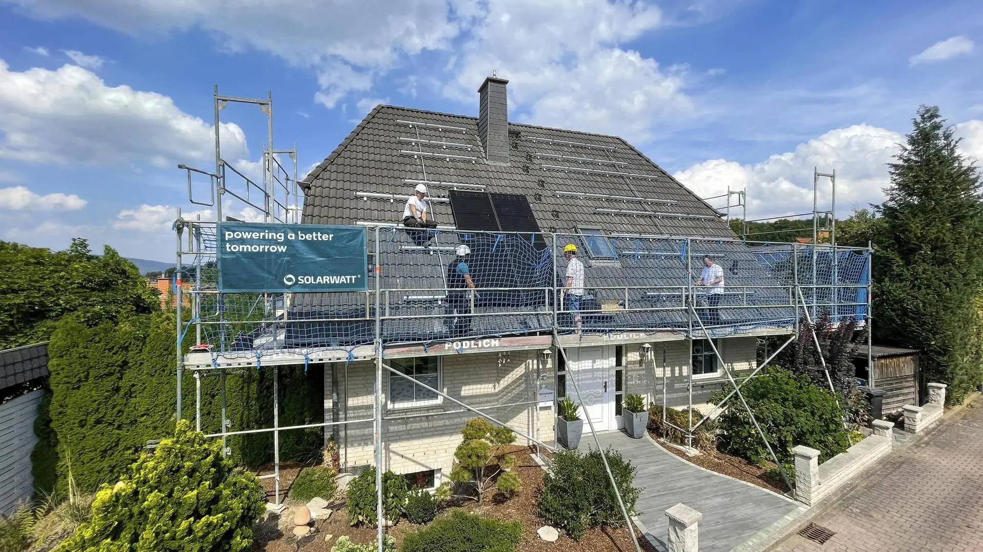 Einfamilienhaus beim Bau einer Solaranlage auf dem Dach