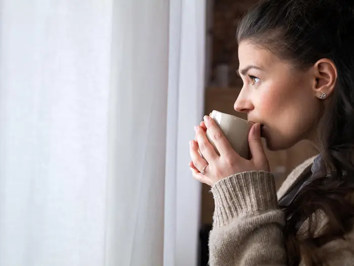 Frau mit einer Tasse in der Hand