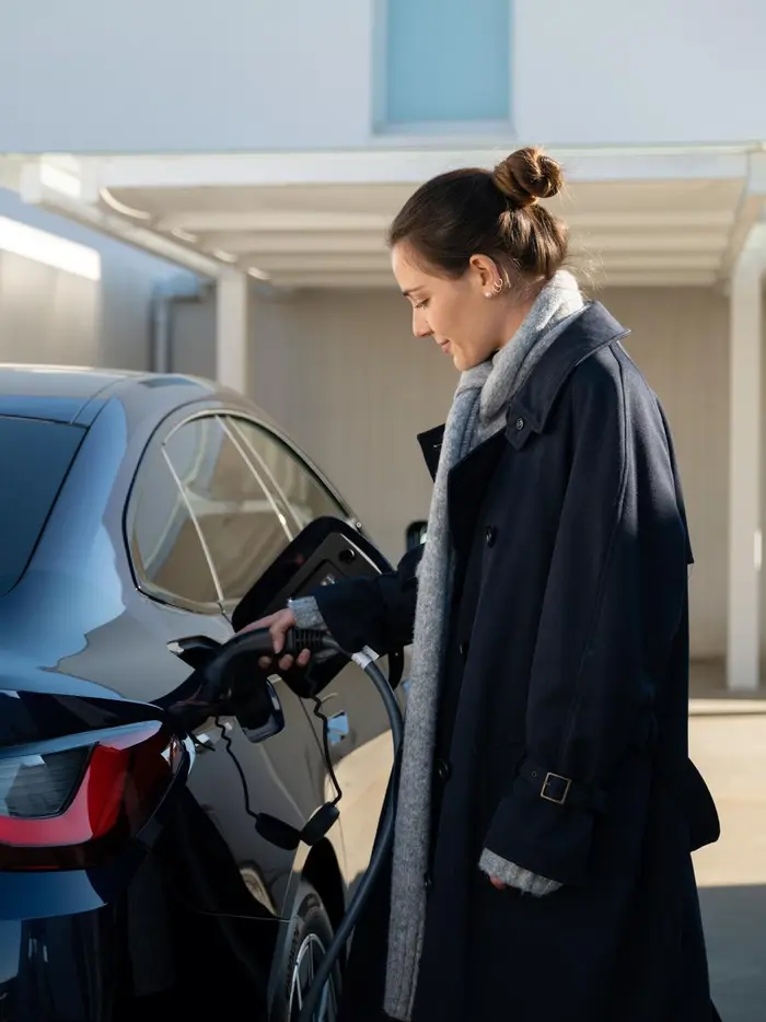 Frau betankt E-Auto