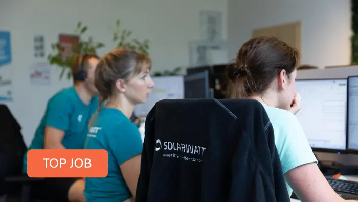 Solarwatt-Mitarbeiterin am PC