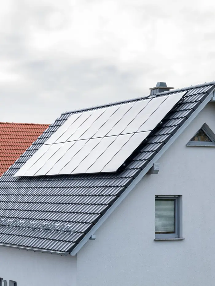 Solaranlage auf einem Hausdach eines Einfamilienhauses