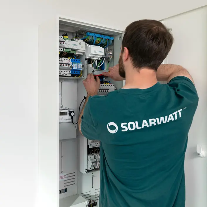 Installateur schraubt an einem Zählerschrank