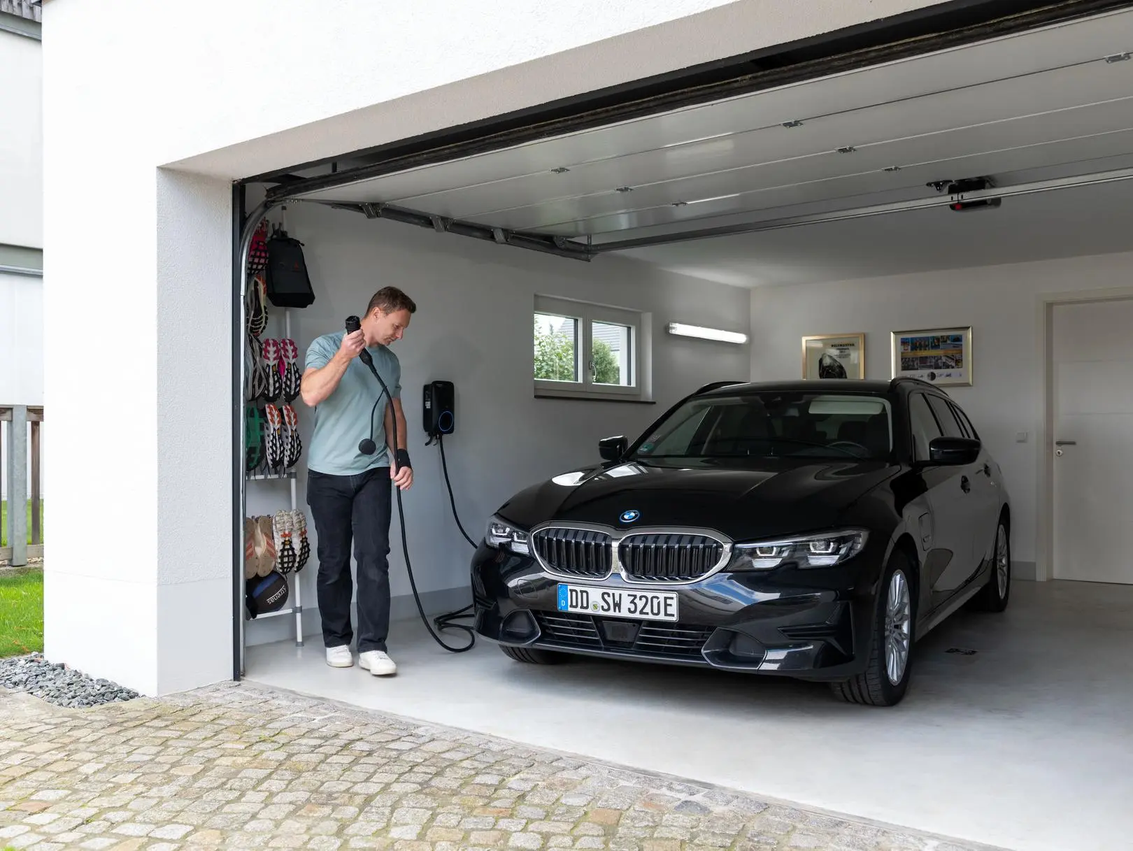 Ein Mann steht neben seinem E-Auto