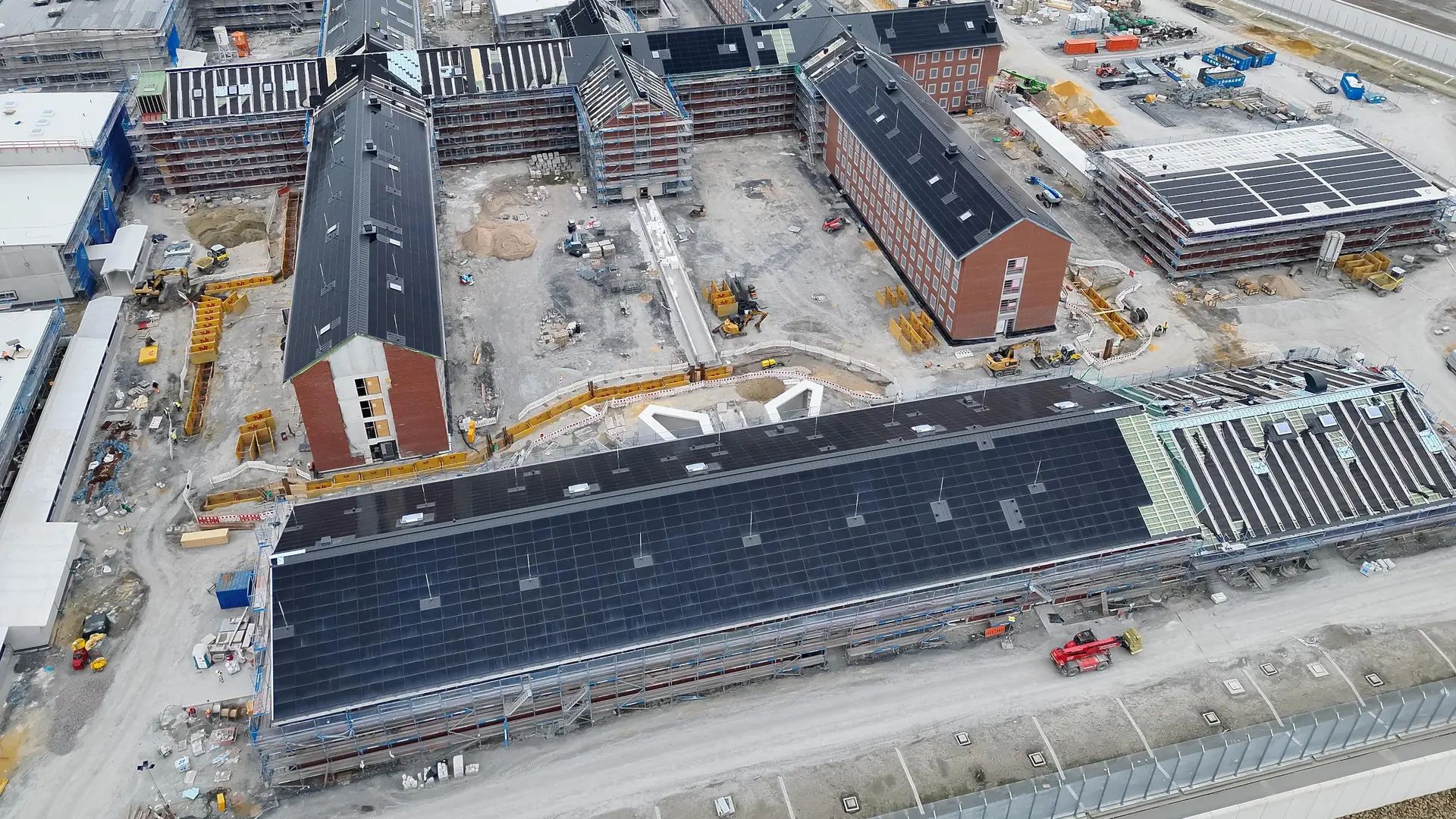 Parkplatzüberdachung bestehend aus Solarmodulen