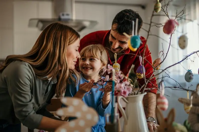 Eine Familie hinter einem Osterstrauß.