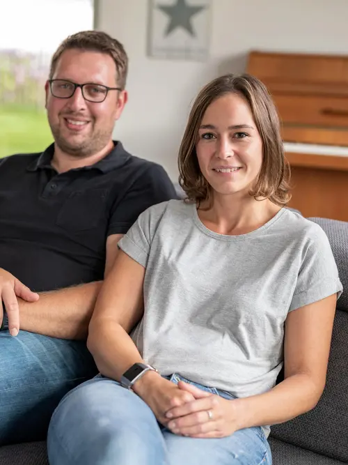 Frau und Mann auf Sofa