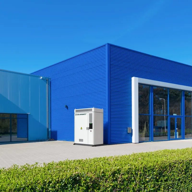 Gewerbespeicher vor einer Gewerbehalle