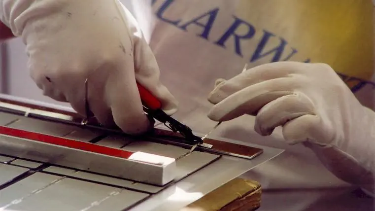 Conception à la main des premiers panneaux Solarwatt (2002)