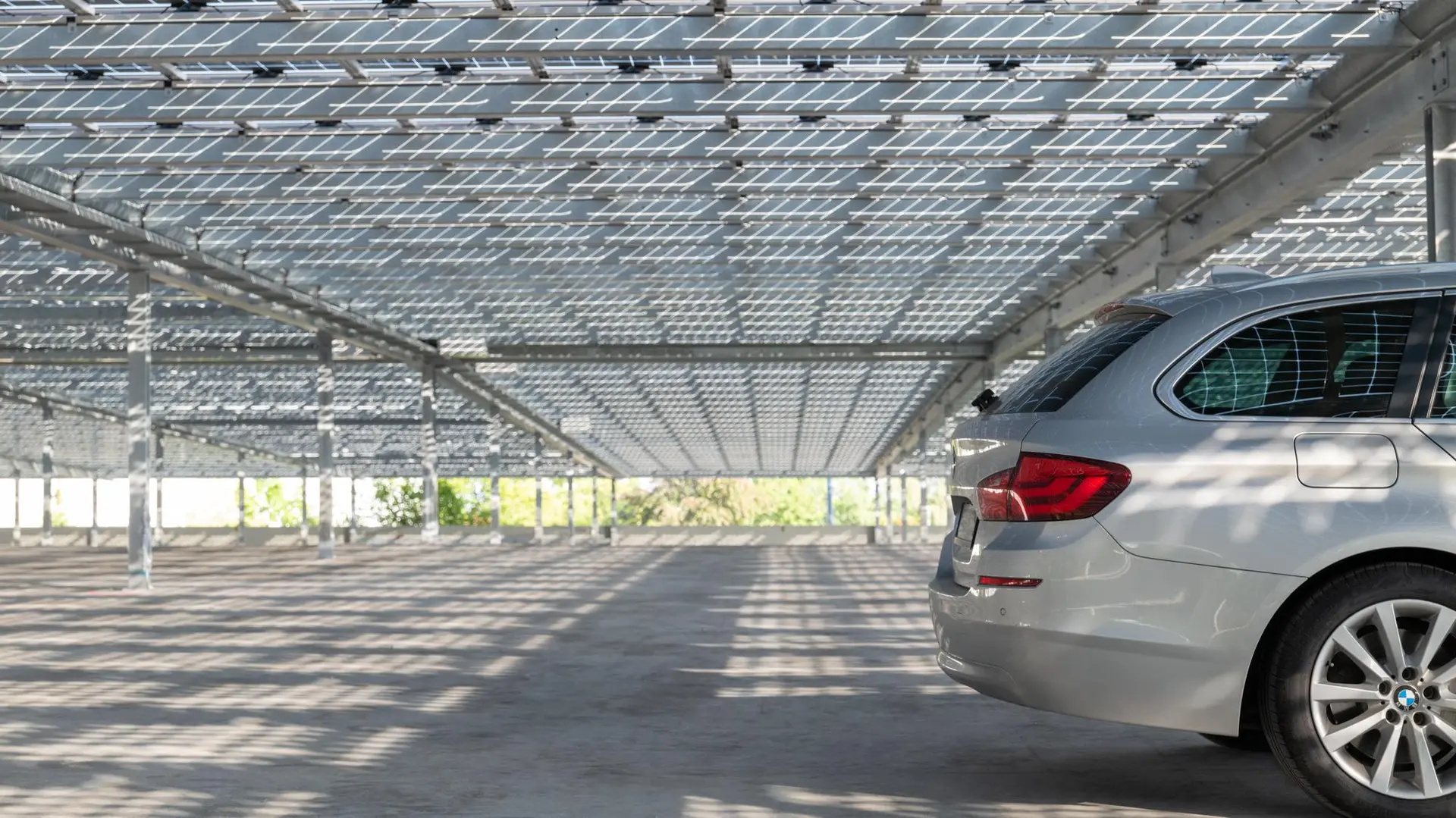 Solar-Carport mit Solarwatt Panel vision construct 