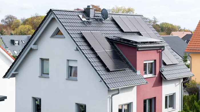 Einfamilienhaus mit PV-Anlage auf dem Dach.
